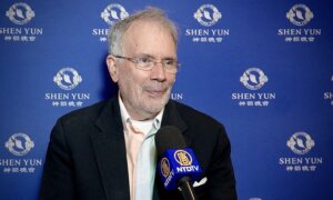 Retired Law Professor: Shen Yun Safeguards the Foundations of Civilization and Exposes Communist Lies