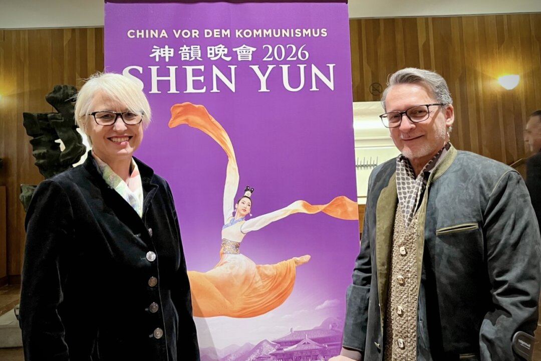 Zoltan and Christine Kesmarki enjoyed Shen Yun at the Großes Festspielhaus on March 7, 2026. (Qingrui Zhang/The Epoch Times)
