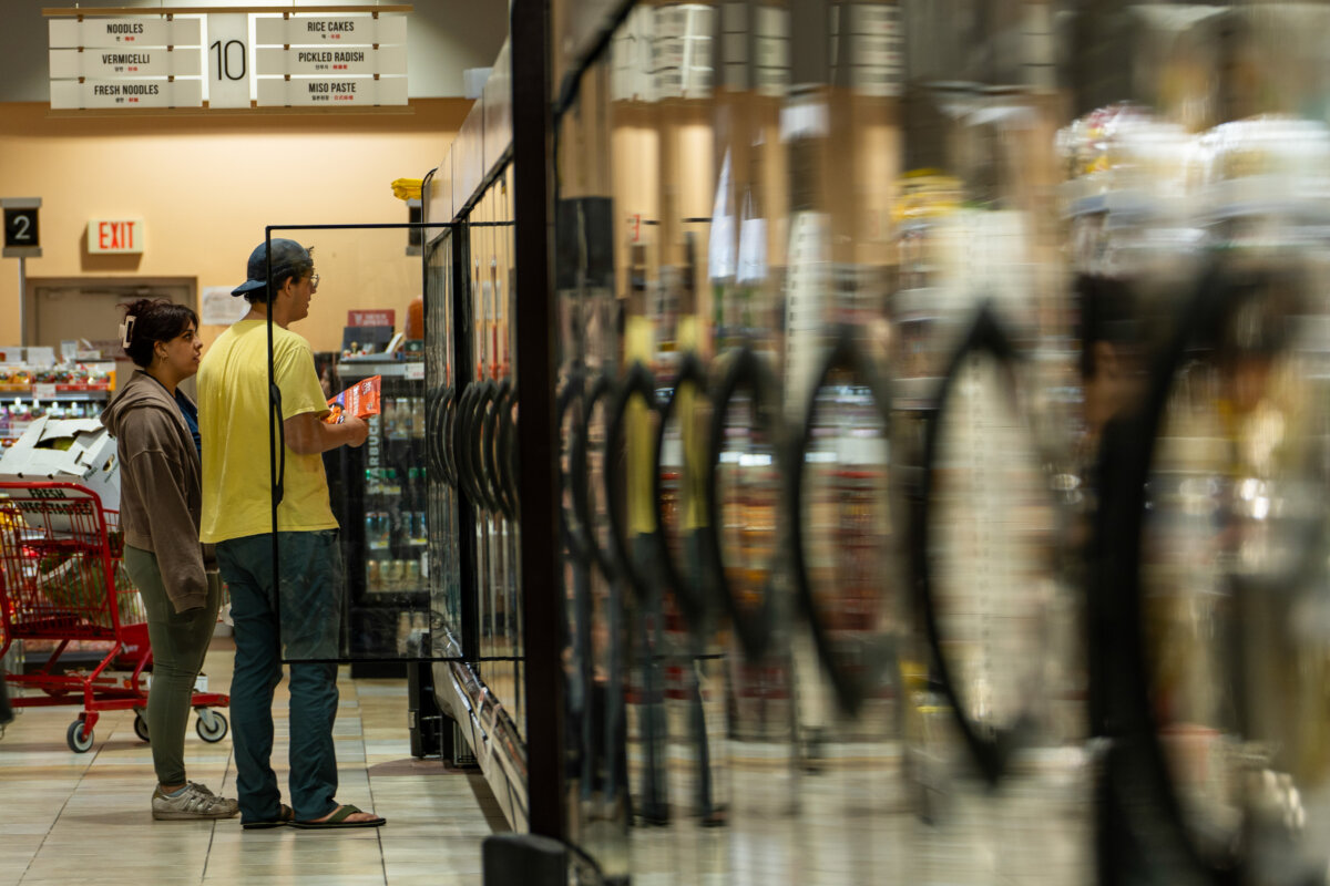 Shoppers at a grocery store in Centreville, Va. on Nov. 2, 2025. (Madalina Kilroy/The Epoch Times)
