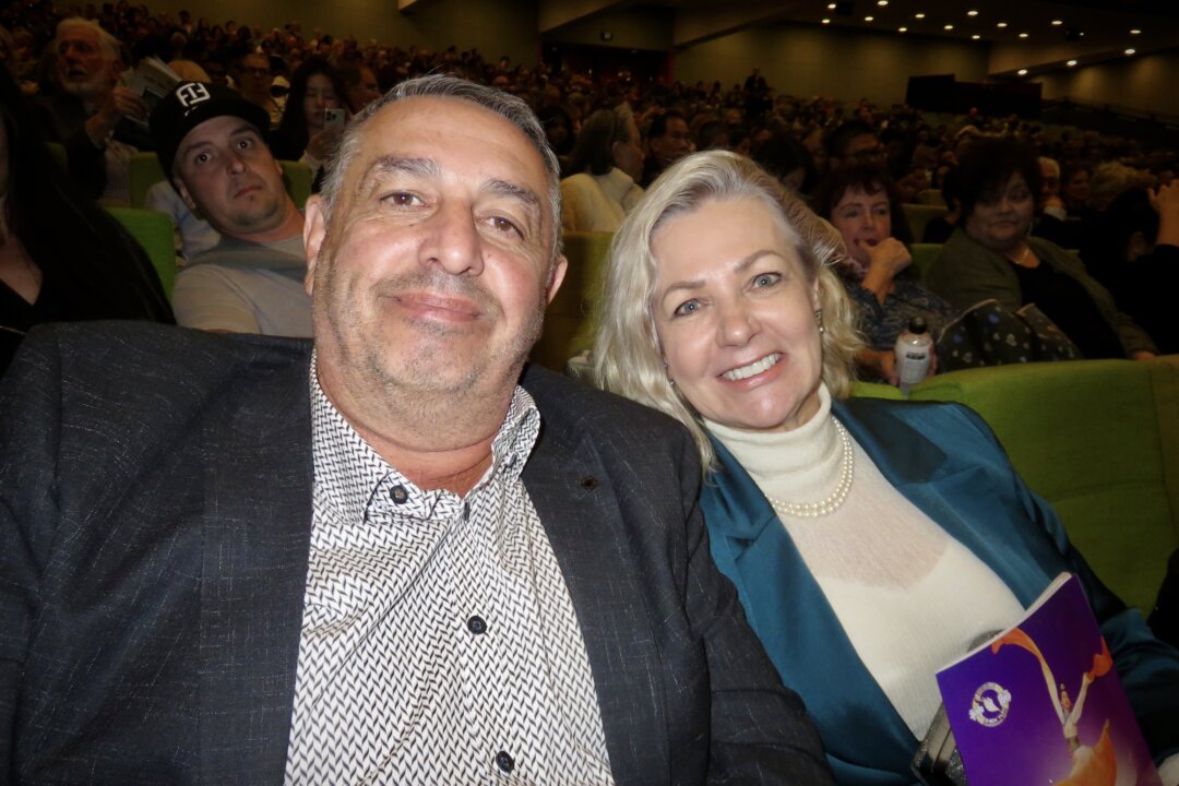 Lisa Gentile (R) and her husband attend Shen Yun Performing Arts at the Melbourne Convention and Exhibition Centre in Melbourne on March 13, 2026. (Jing Li/ The Epoch Times)
