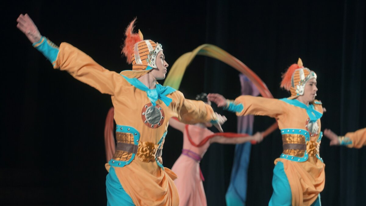 Shen Yun dancers Jesse Browde (L) and Lucas Browde perform on stage during the Shen Yun 2025 world tour. (Paulio Shakespeare/NTD)
