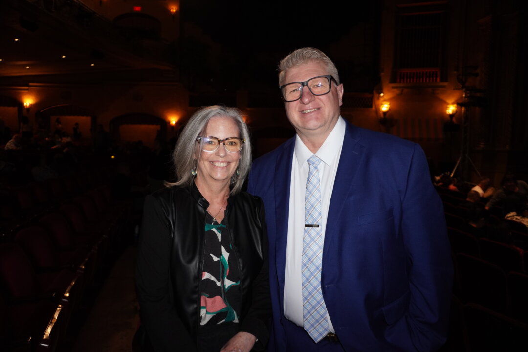Former police lieutenant Jeff Lewis (right) and his wife, Cindy Lewis, attend Shen Yun Performing Arts at the The Plaza Theatre in El Paso, Texas, on March 14, 2026. (Sonia Wu/The Epoch Times)