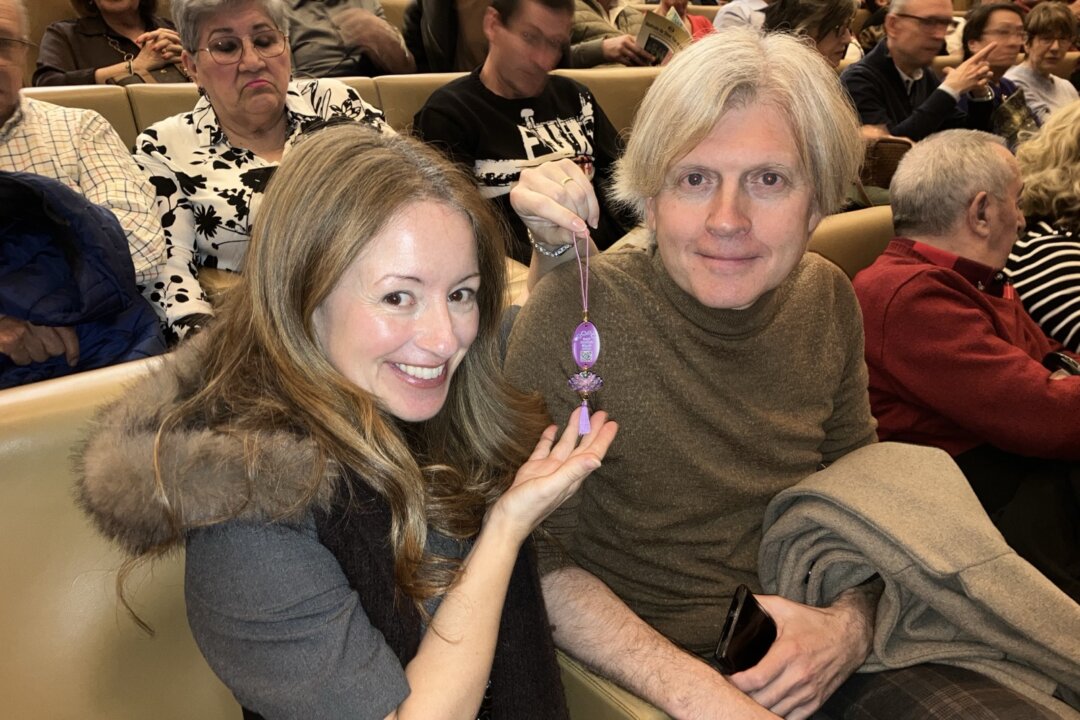 Irish-American musician and composer John Kelly and his wife, Spanish soprano Maite Itoiz, enjoy Shen Yun Performing Arts at the Riojaforum Theatre in Logroño, Spain, on March 14, 2026. (Bartolomé Suau/The Epoch Times)