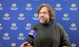 Religious Sculptor Travels 200 Kilometers to See Shen Yun