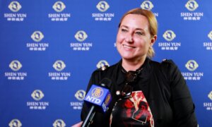 Mayor of Torrelodones, Spain Praises Shen Yun’s Bravery