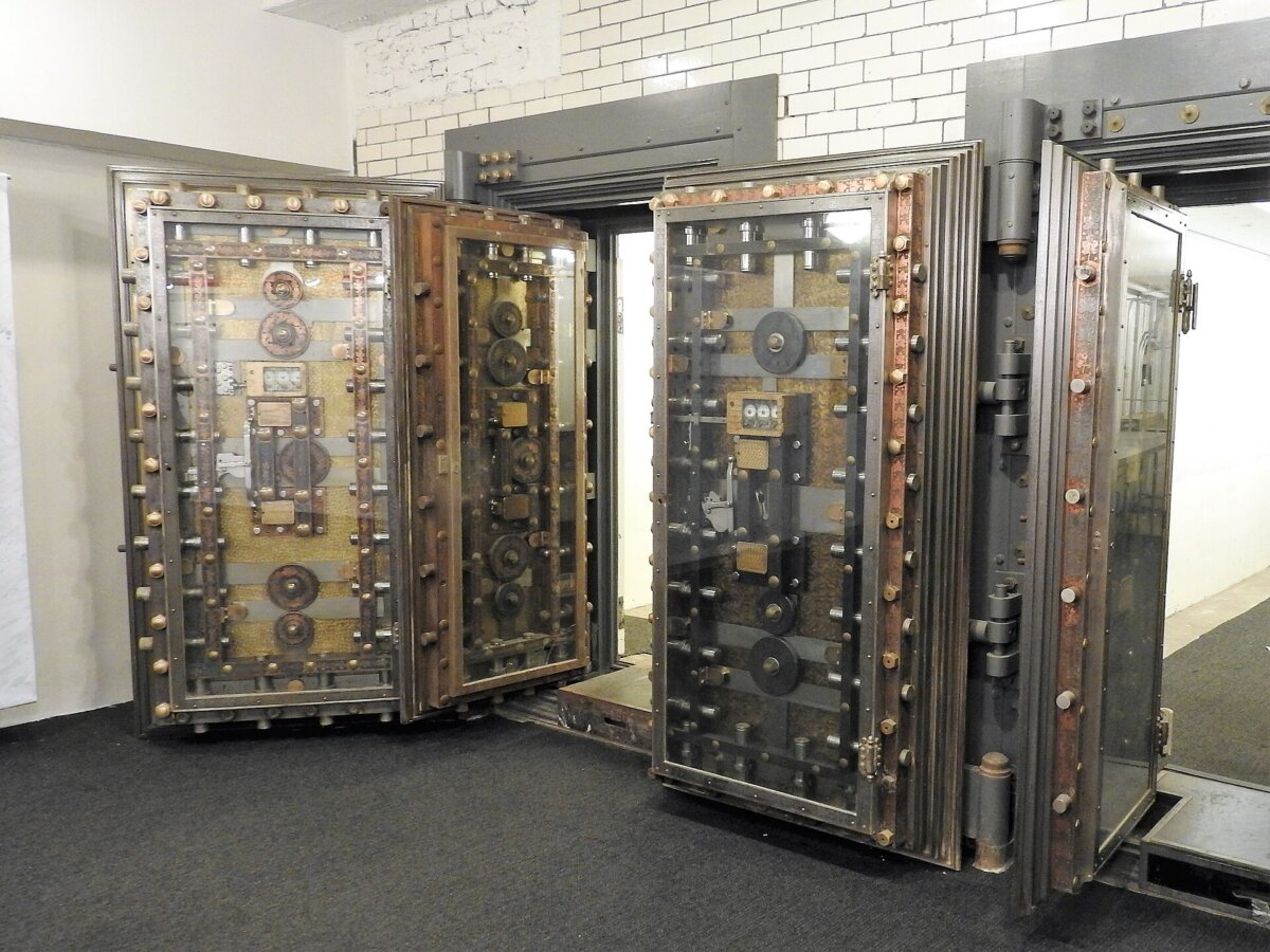 The door of the bank vault at Porecelanosa, New York City. (Jim.henderson/CC BY-SA 4.0)