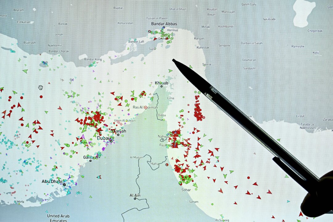 US Fires 5,000-pound Bombs on Iranian Sites Near Strait of Hormuz