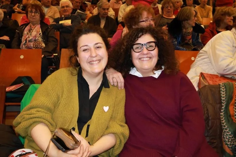 Marine Boustie (L) and Karine Lenoir look very relaxed at the Shen Yun performance at the Zénith in Limoges on March 13, 2026. (Zhang Ni/The Epoch Times)