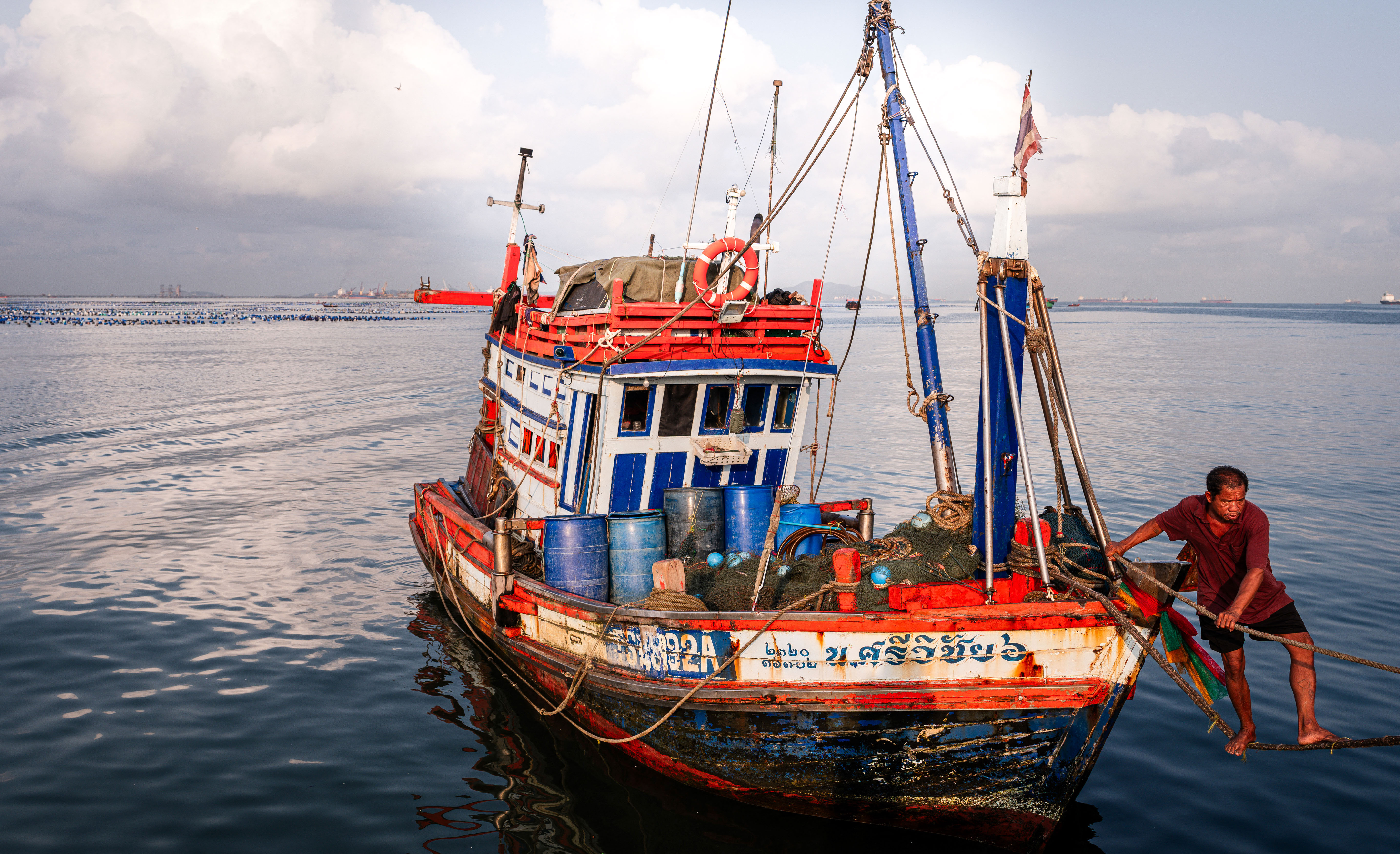 Day in Photos: ‘Green Oil’ Price Surge, Pakistani Air Strike, and Vinyl Record Collection