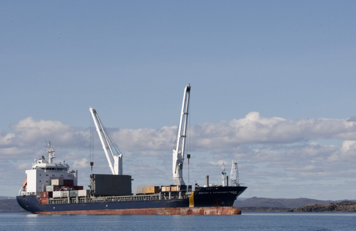 The cargo ship Rosaire A Desgagnés unloads its cargo to be transported into Iqaluit on Aug. 18, 2009. (The Canadian Press/TCPI/Adrian Wyld)