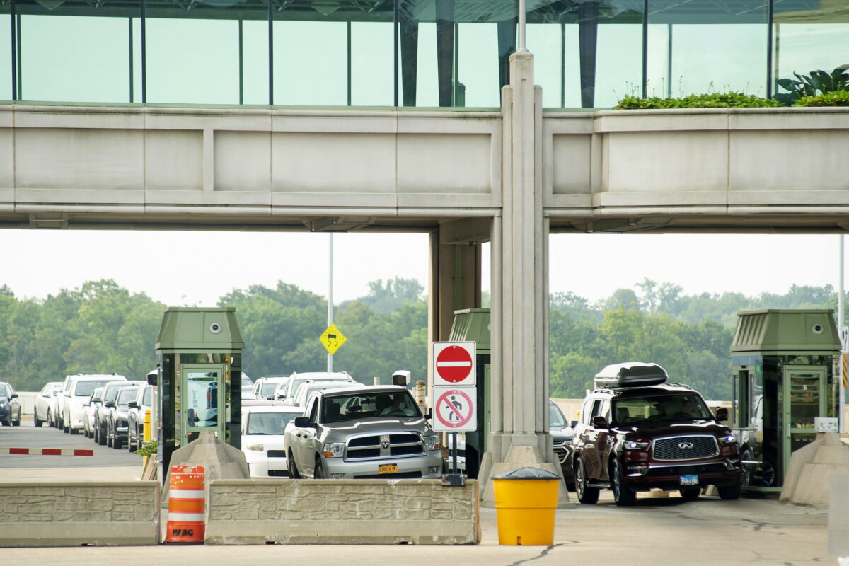 Cars cross the border into Canada, in Niagara Falls, Ont., on Aug. 9, 2021. (The Canadian Press/Eduardo Lima)