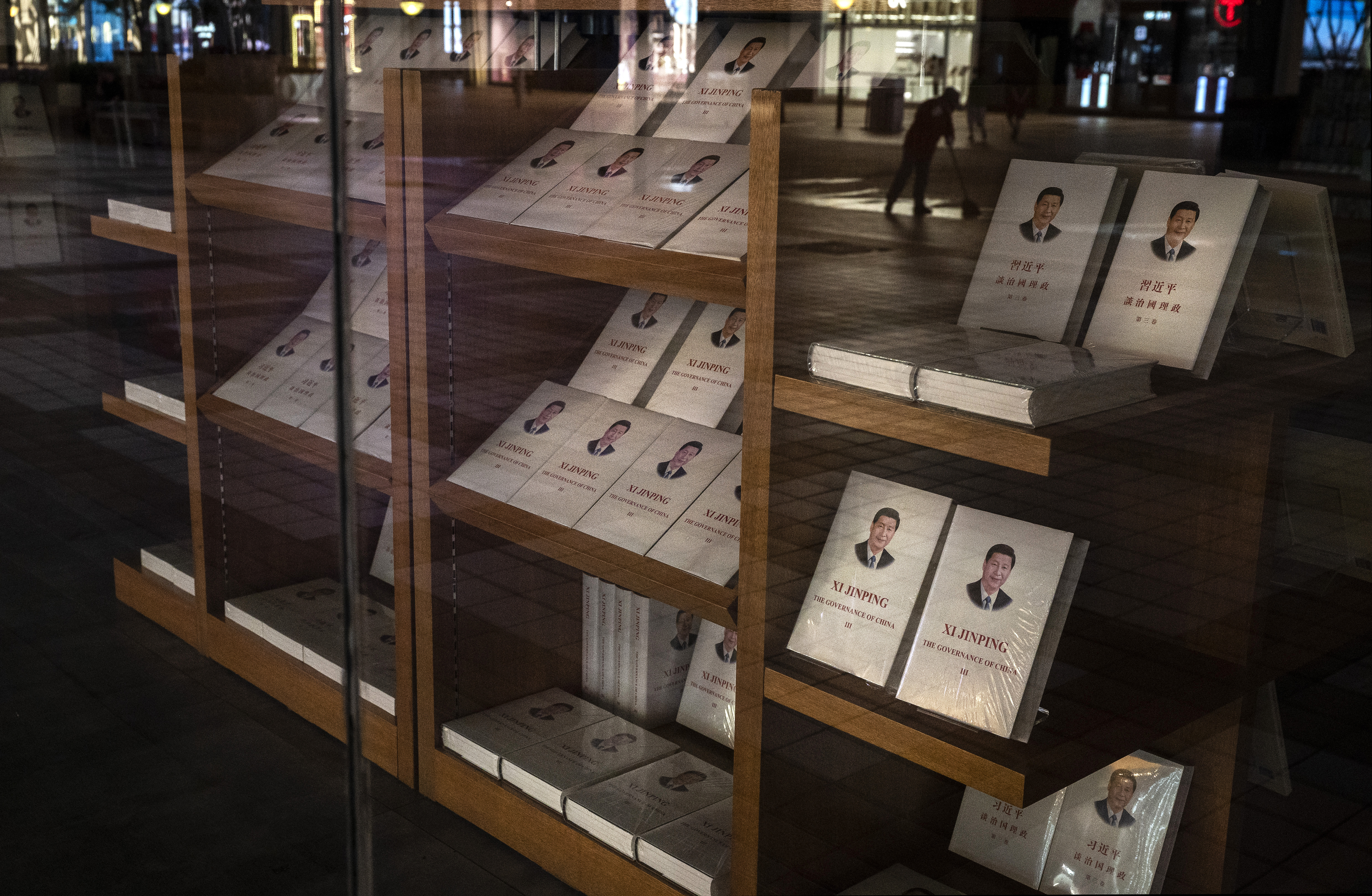 Закрытый книжный магазин в популярном районе Пекина 24 мая 2022 года демонстрирует книги, написанные китайским лидером Си Цзиньпином, после того как многие магазины закрылись из-за недавних вспышек COVID-19. (Кевин Фрейер/Getty Images)