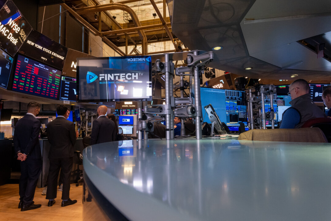 Wall Street Review: Stocks Extend Downward Streak