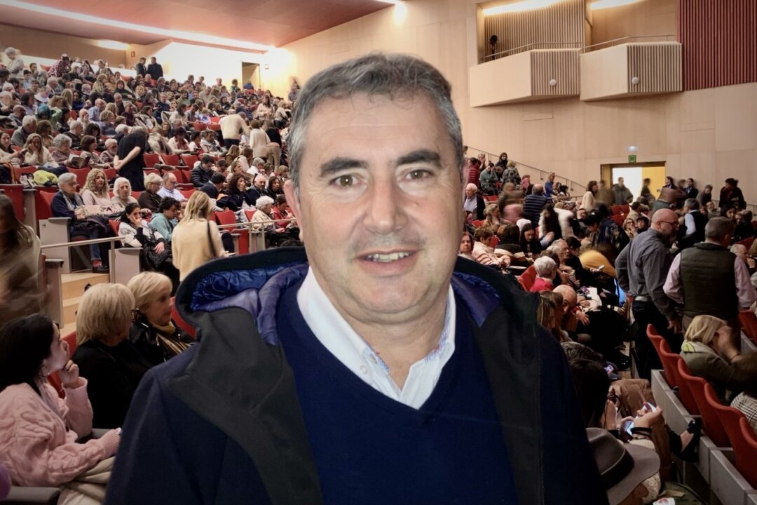 Alberto Iglesias Ruiz, mayor of Cardeñajimeno, attended Shen Yun at the Fórum Evolución Theater in Burgos, Spain, on March 19, 2026. (Bartolomé Suau/The Epoch Times)
