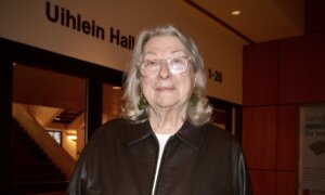 Painter Says Shen Yun Is Beautiful and Uplifting