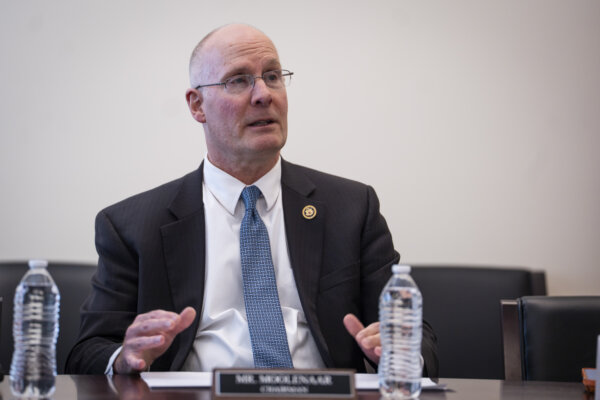 GOP House Members Introduce Legislation to Bar Entry, Deport Employees of Chinese Military Companies