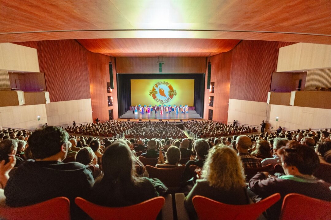 Shen Yun Performing Arts' curtain call at the Fórum Evolución Theatre in Burgos, Spain, on March 19, 2026. (Wang Junzhuo/The Epoch Times)