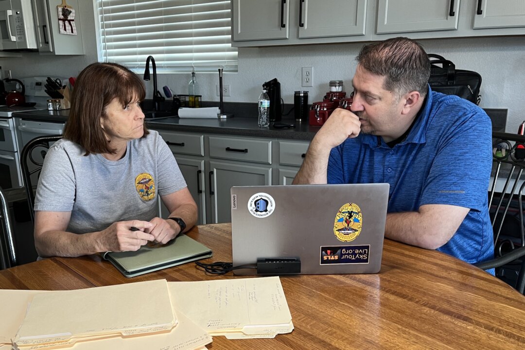 Retired Arizona Cops Aid First Responders Facing the Unexplained