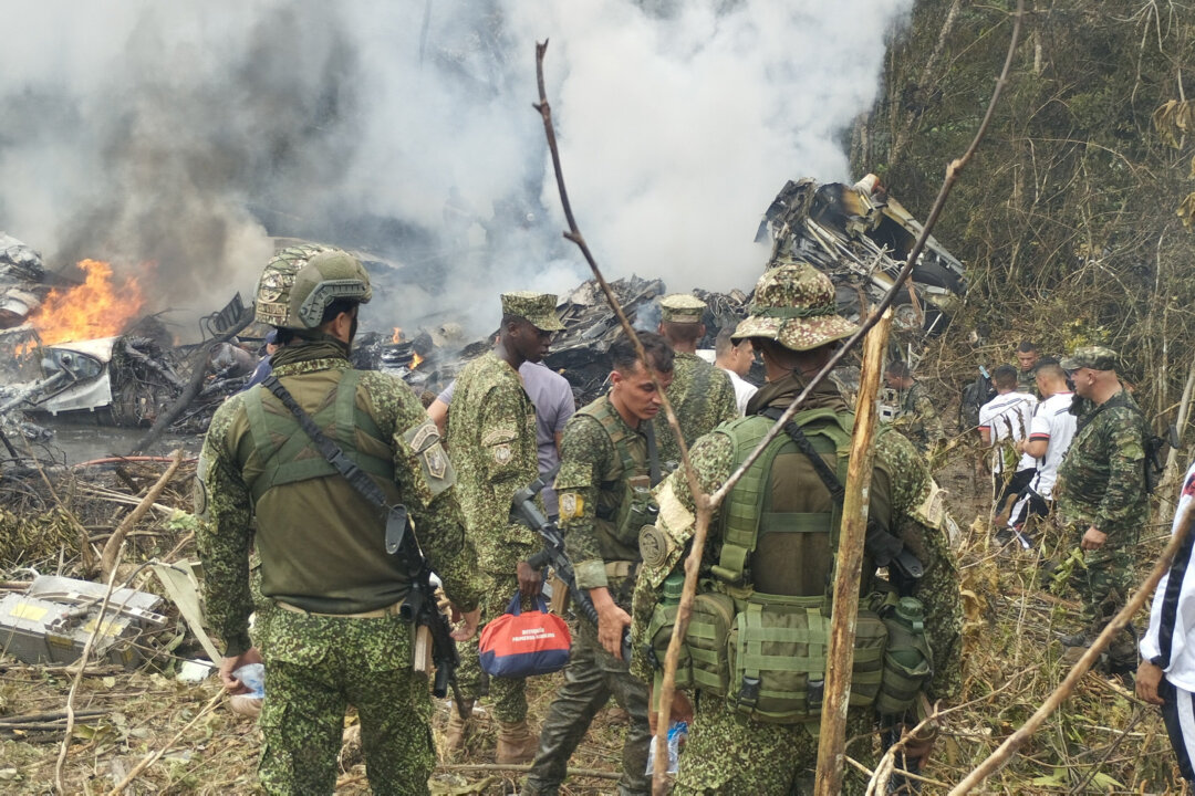 Cover image for Colombian Military Transport Plane Crashes, Killing Dozens