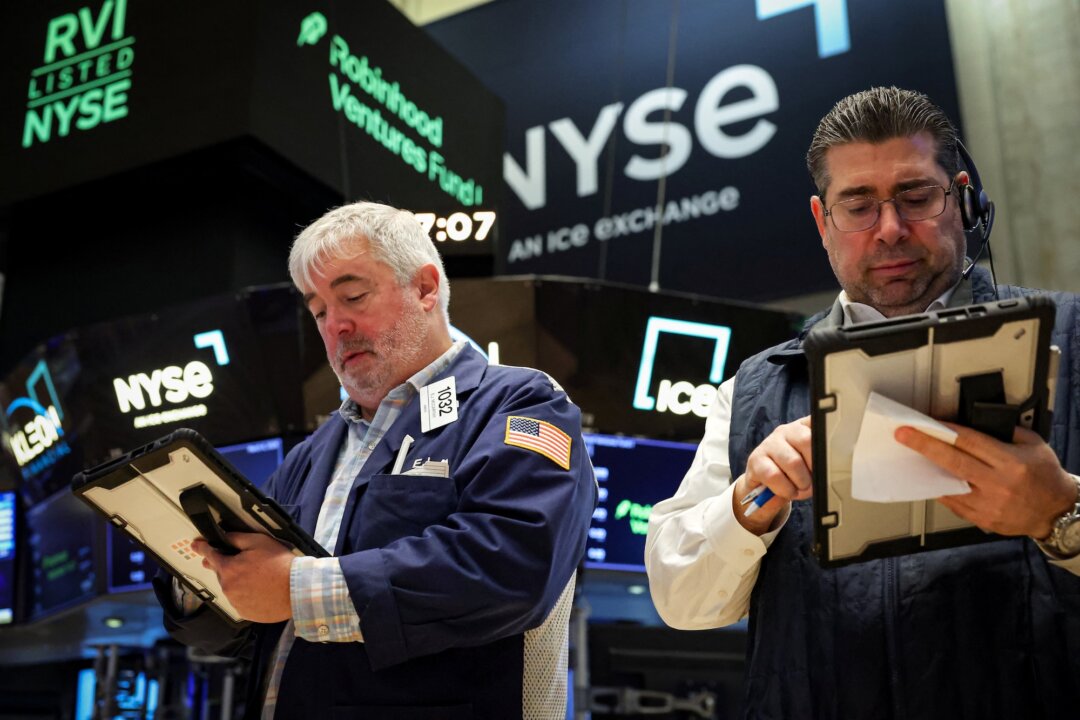 Stocks Slip, Oil Holds Above $100 as Iran Tensions Cloud Sentiment