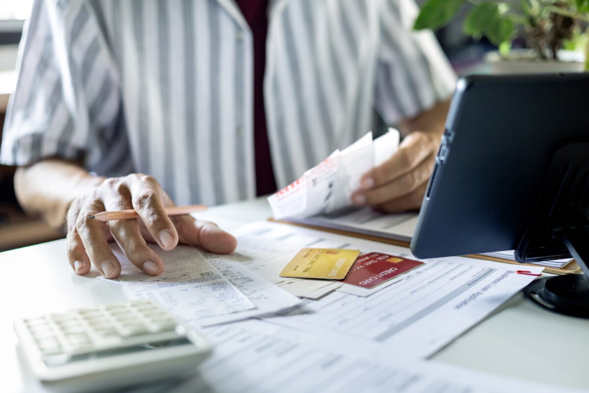 Personal cards for business? Convenient now, risky later for credit, taxes, and liability. (Lek_charoen/Shutterstock)