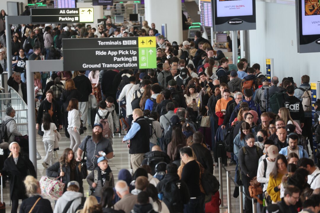 Trump Signs Order to Pay TSA Agents Amid Shutdown