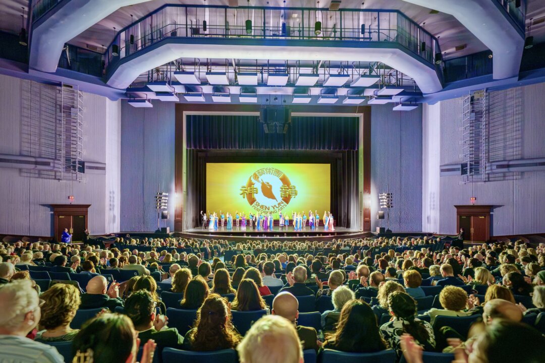 Shen Yun Performing Arts' curtain call on March 26, 2026, at Chicago's Rosemont Theatre. (Jesse Lin)