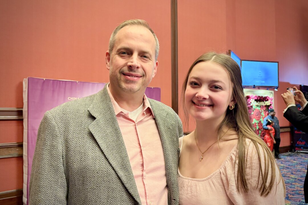 Joshua Settles and his daughter attend Shen Yun Performing Arts at the Rosemont Theatre in the greater Chicago area on March 27, 2026. (Stacey Tang/The Epoch Times)