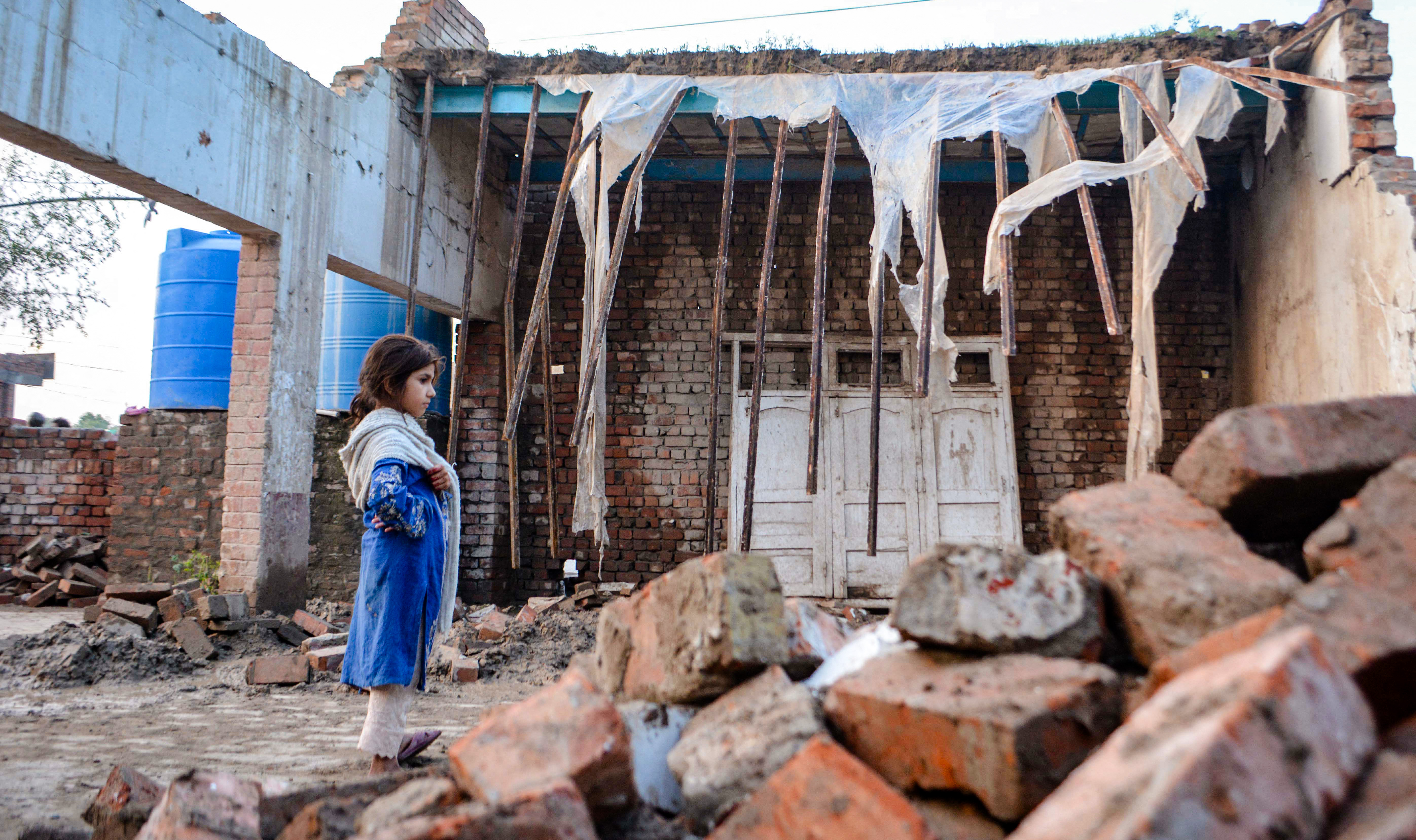Day in Photos: Pakistan Storm, Parachuting Exercise, and Cherry Blossoms