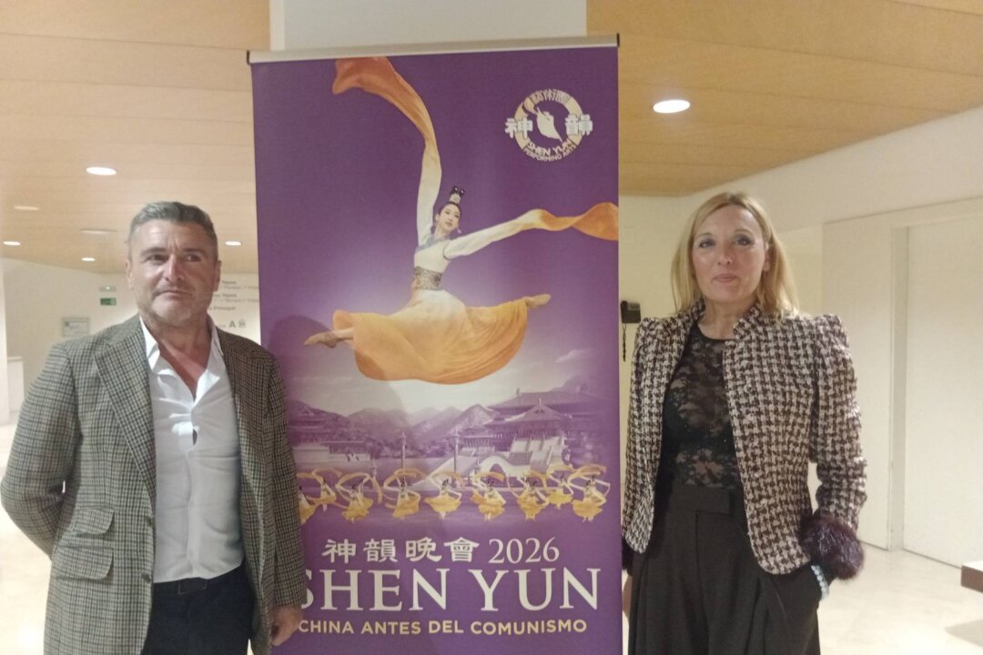 Arantxa Ubide and her husband, José Luis de la Blanca, attend Shen Yun Performing Arts in Murcia, Spain, on March 28, 2026. (Maya Marinova/The Epoch Times)