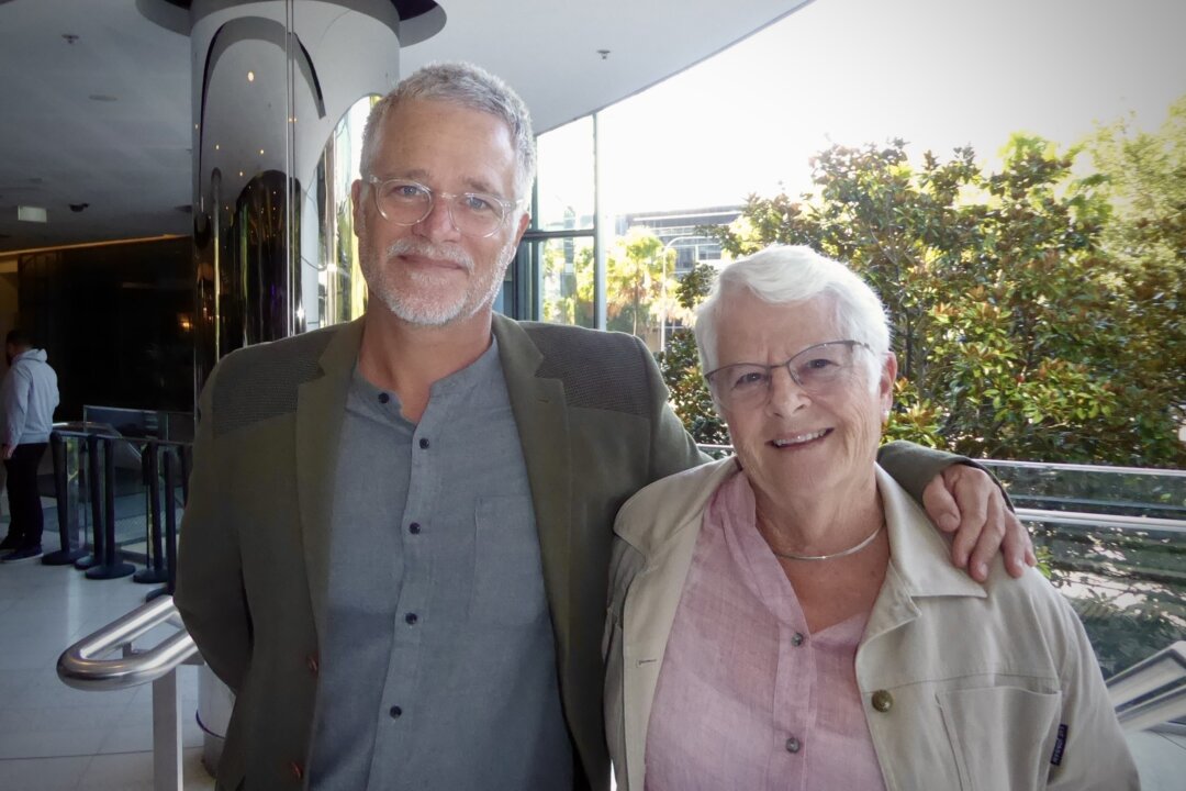 Andrew Bell and his mother, Jodi, enjoyed Shen Yun's matinee at the Sydney Lyric on March 29, 2026. (Anne Zhong/The Epoch Times)