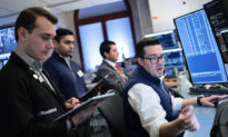 Dow Jones Pops 900 Points; US Stocks Post Biggest Quarterly Loss Since 2022