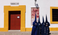 Day in Photos: El Baratillo Brotherhood, NASA Launch Preparations, and European Migration