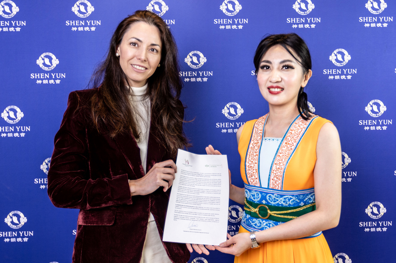 Murcia regional deputy Virginia Martínez García presents a letter of recognition to Shen Yun artists on March 29, 2026. (Junzhuo Wang/The Epoch Times)