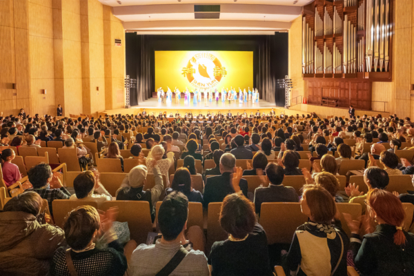 Shen Yun Performing Arts' curtain call at the Shinjuku Bunka Center in Tokyo, Japan, on the afternoon of April 2, 2026. (Teng Yewei/The Epoch Times)
