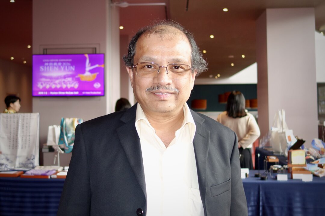 Prakash Krishnamurthy at the Shen Yun Performing Arts performance at Marion Oliver McCaw Hall on April 2, 2026. (Frank Zhang/The Epoch Times)