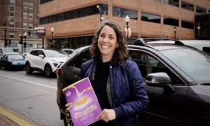 ‘I Wish I Was in That Pit,’ Professional Violinist Impressed by Shen Yun Orchestra