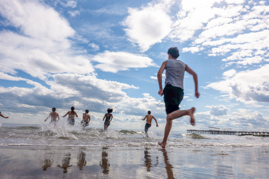“American Teens Struggle to Find Summer Jobs Amidst Record Lows”