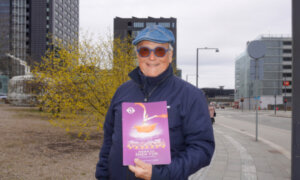 Clinical Psychologist Praises Shen Yun’s Message: Atheism and Evolution Strip Humanity