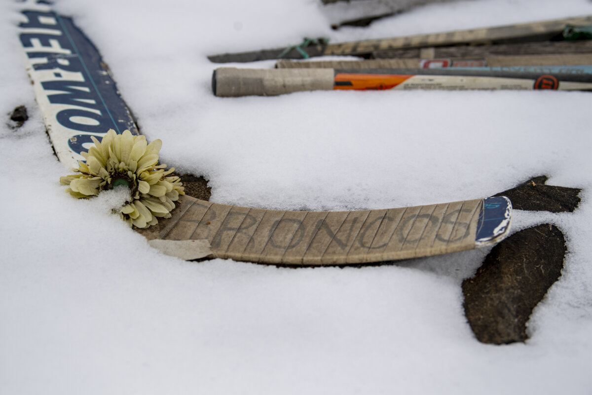 A memorial for the fatal bus crash involving the Humboldt Broncos hockey team at the intersection of Highways 35 and 335 near Tisdale, Sask., on Oct. 27, 2020. (The Canadian Press/Liam Richards)