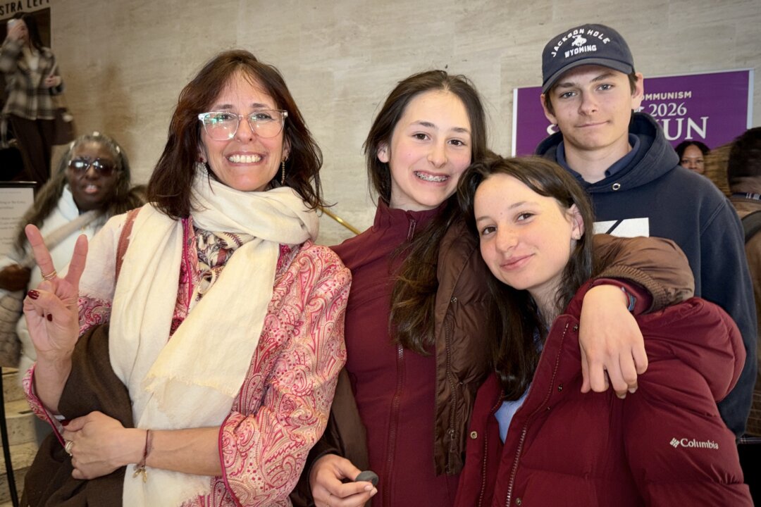 Jewelry designer Sunny Setton (L) and family members attend Shen Yun Performing Arts’ 14th performance at the David H. Koch Theater at Lincoln Center, in New York, on April 9, 2026. (Teng Dongyu/The Epoch Times)