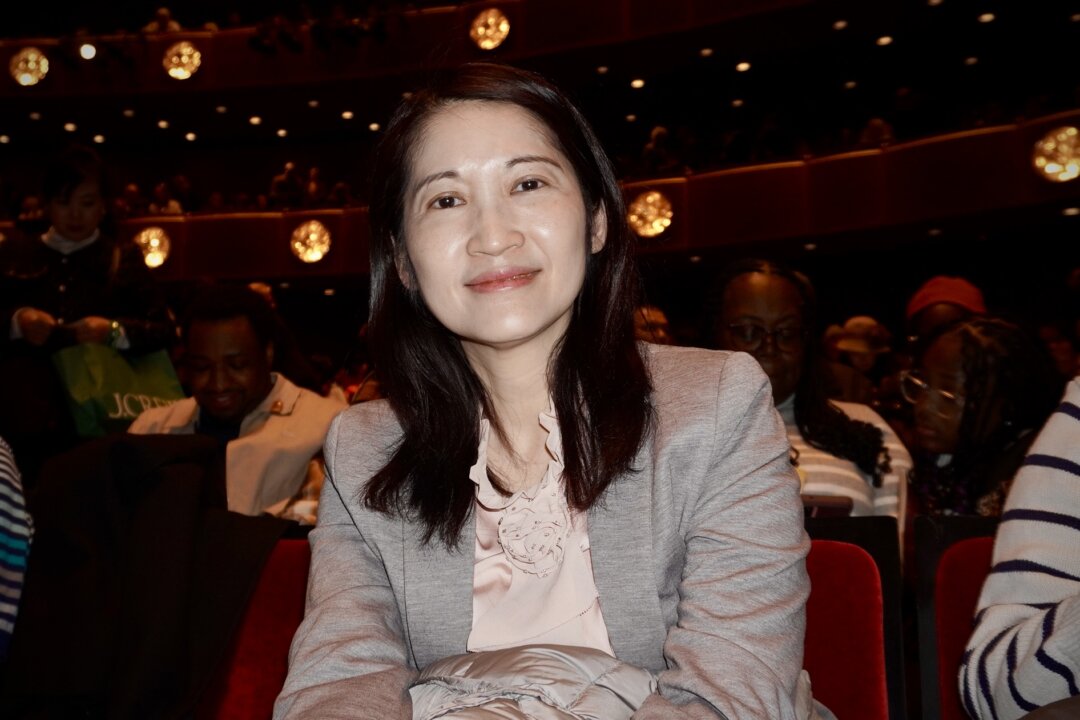 Wang Yiru, director of the New York Overseas Community Service Center, attended Shen Yun Performing Arts’ 14th performance at the David H. Koch Theater at Lincoln Center, in New York, on April 9, 2026. (Sally Sun/The Epoch Times)