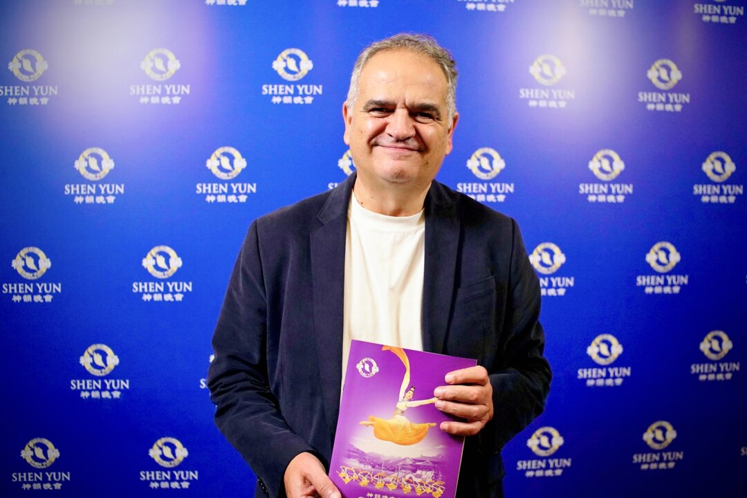 Argentine National Senator Fernando Salino attends Shen Yun at the Teatro Ópera in Buenos Aires on April 9, 2026. (NTD)