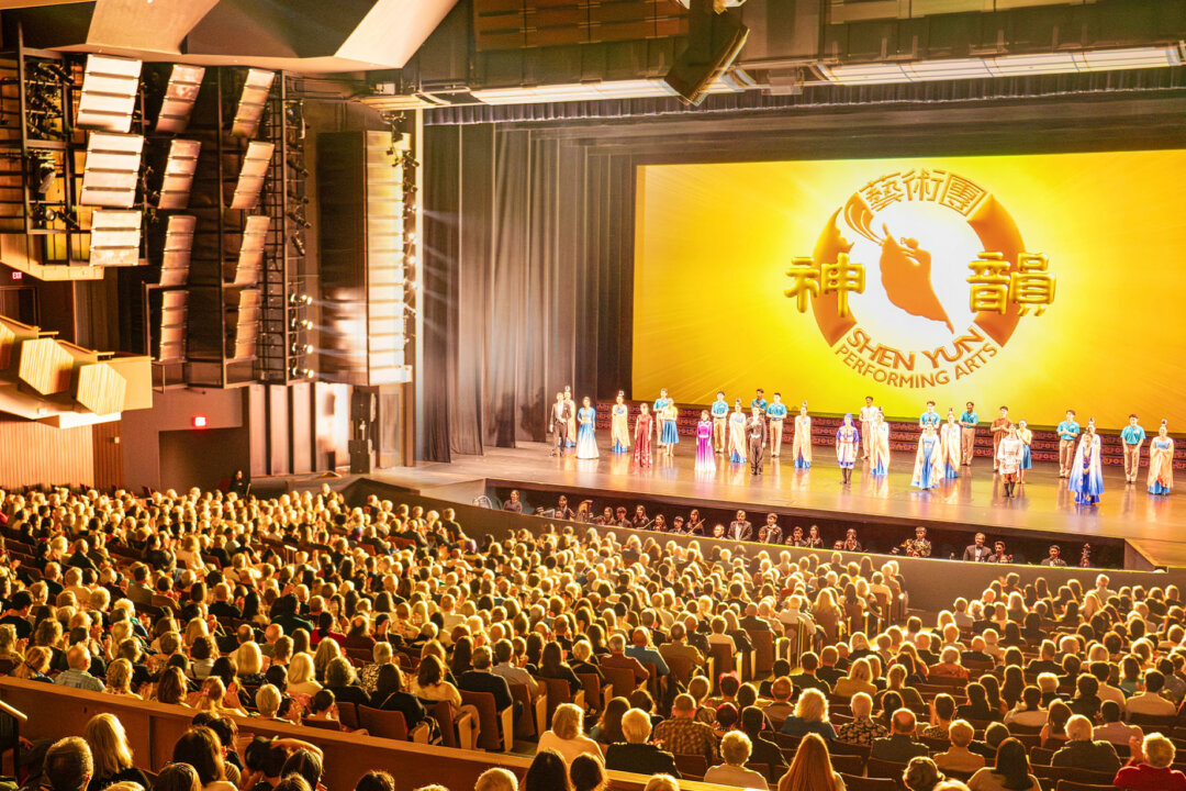 Chinese Consulate Officials Pressured Vancouver City Official to Cancel Shen Yun