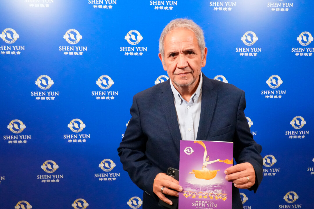 Argentine Congressman Sergio Palazzo watches Shen Yun Performing Arts at the Teatro Ópera in Buenos Aires, Argentina, on April 9, 2026. (NTD)