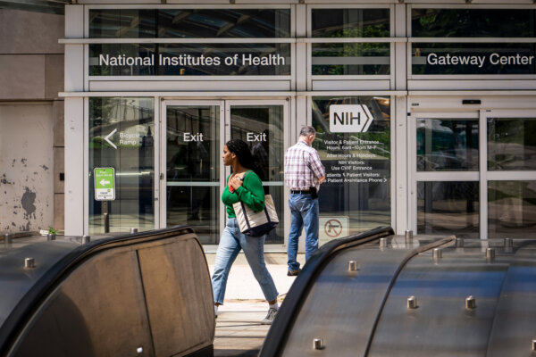 Fauci Deputy Who Declined COVID-19 Vaccine Feared Retaliation: Emails