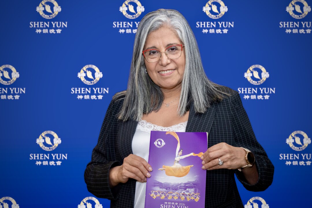 Sonia Salvatierra, vice president of Argentina’s National Securities Commission, enjoys Shen Yun Performing Arts at the Teatro Ópera in Buenos Aires on April 9, 2026. (NTD)