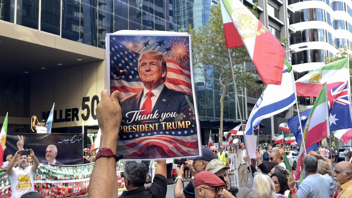 Australia's Iranian diaspora and its supporters gathered in front of the U.S. consulate in Sydney, Australia on April 11, 2026. (Adam Chiang/The Epoch Times)