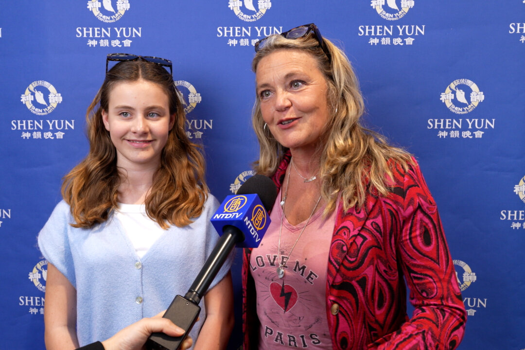 Axelle Masson and her daughter Laure attend Shen Yun at the Amphithéâtre 3000 in Lyon on April 11, 2026. (NTD)