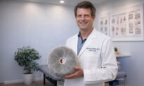 Every “Side Sleeper” NEEDS This New Doctor-Designed Knee Pillow